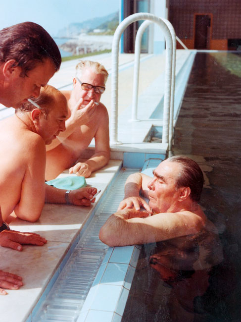 Перекур в бассейне. Леонид Брежнев в отпуске, август 1981 года, Крым, СССР.